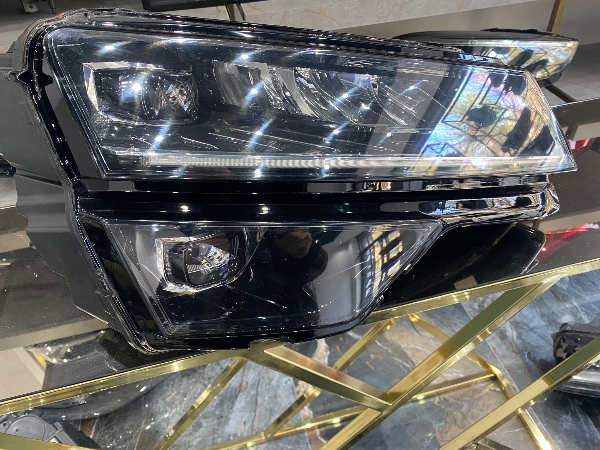 SKODA KAROQ SAĞ FAR ORİJİNAL ÇIKMA