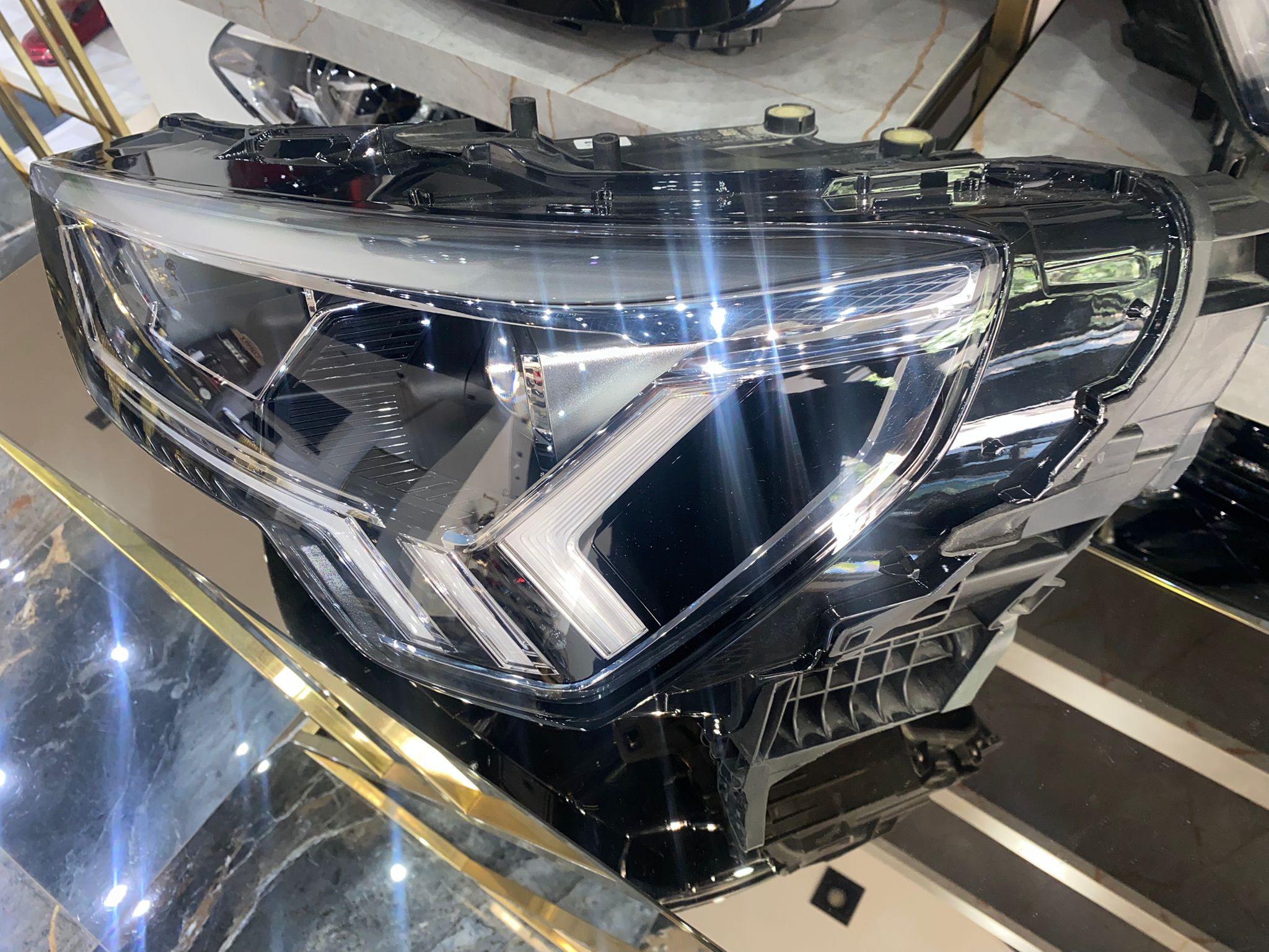 AUDI Q3 2020–2022 SOL MATRIX ORİJİNAL ÇIKMA FAR