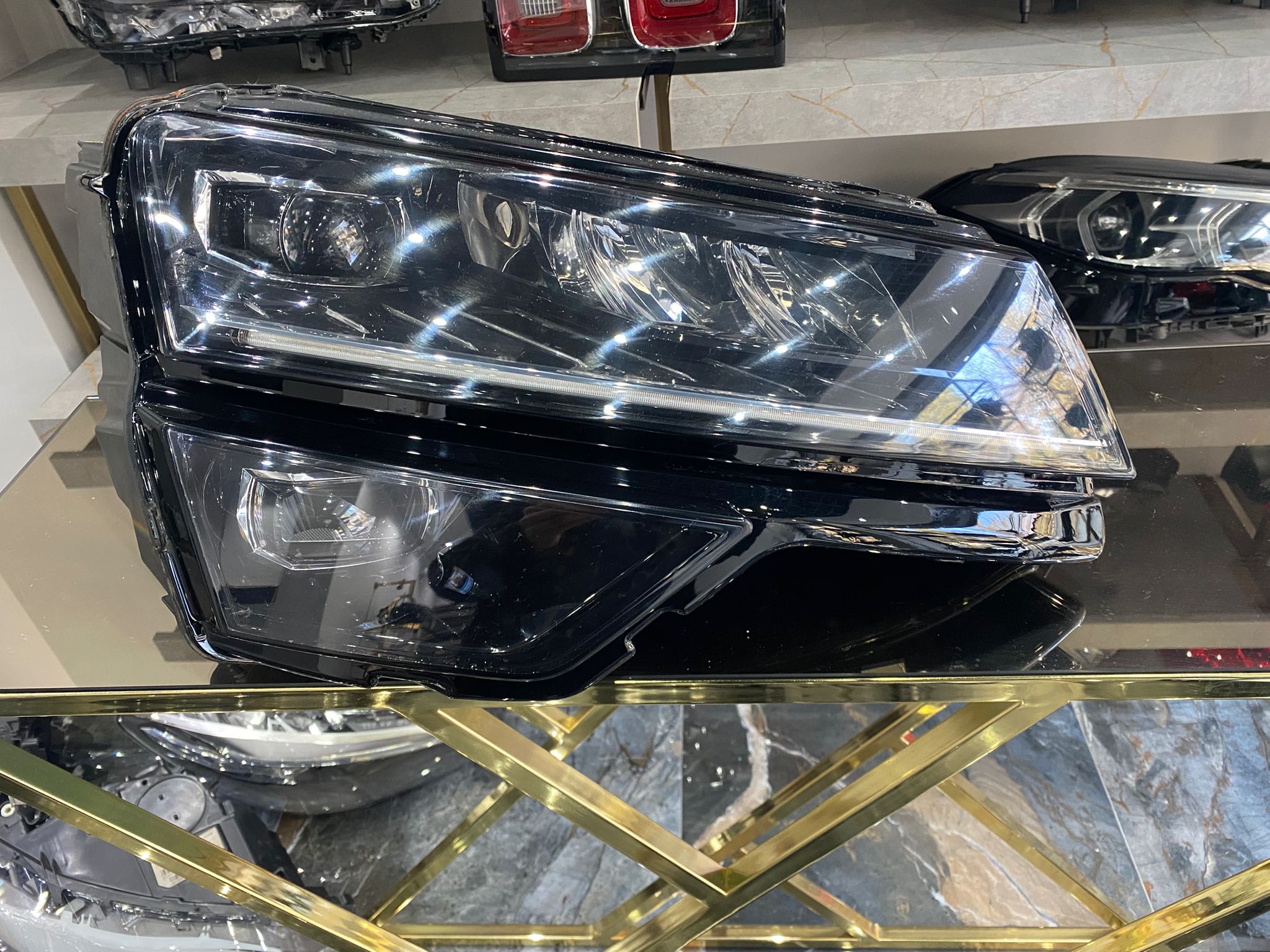 SKODA KAROQ SAĞ FAR ORİJİNAL ÇIKMA