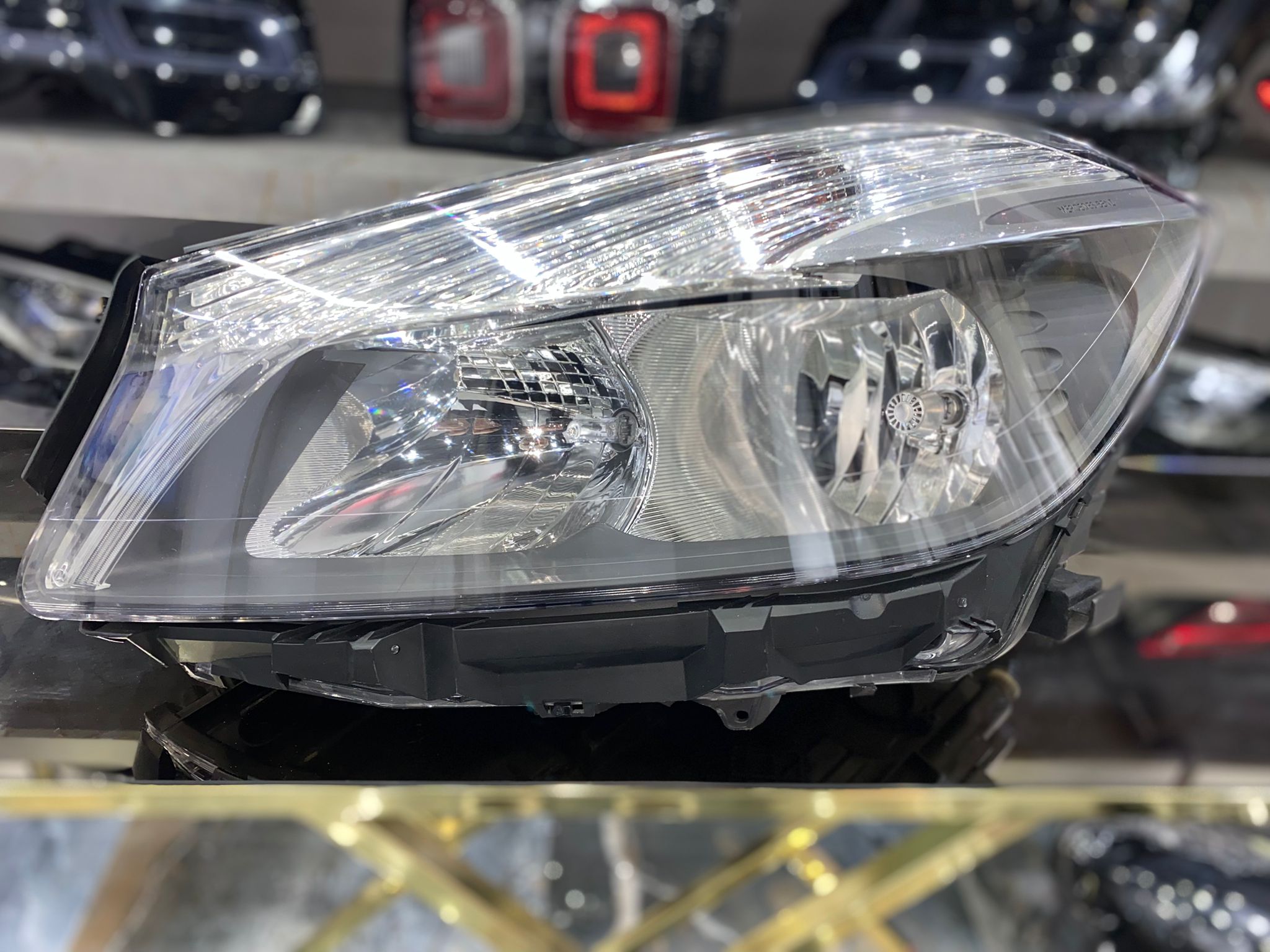 MERCEDES-BENZ A180 / A200 W176 ORİJİNAL HALOJEN SOL FAR